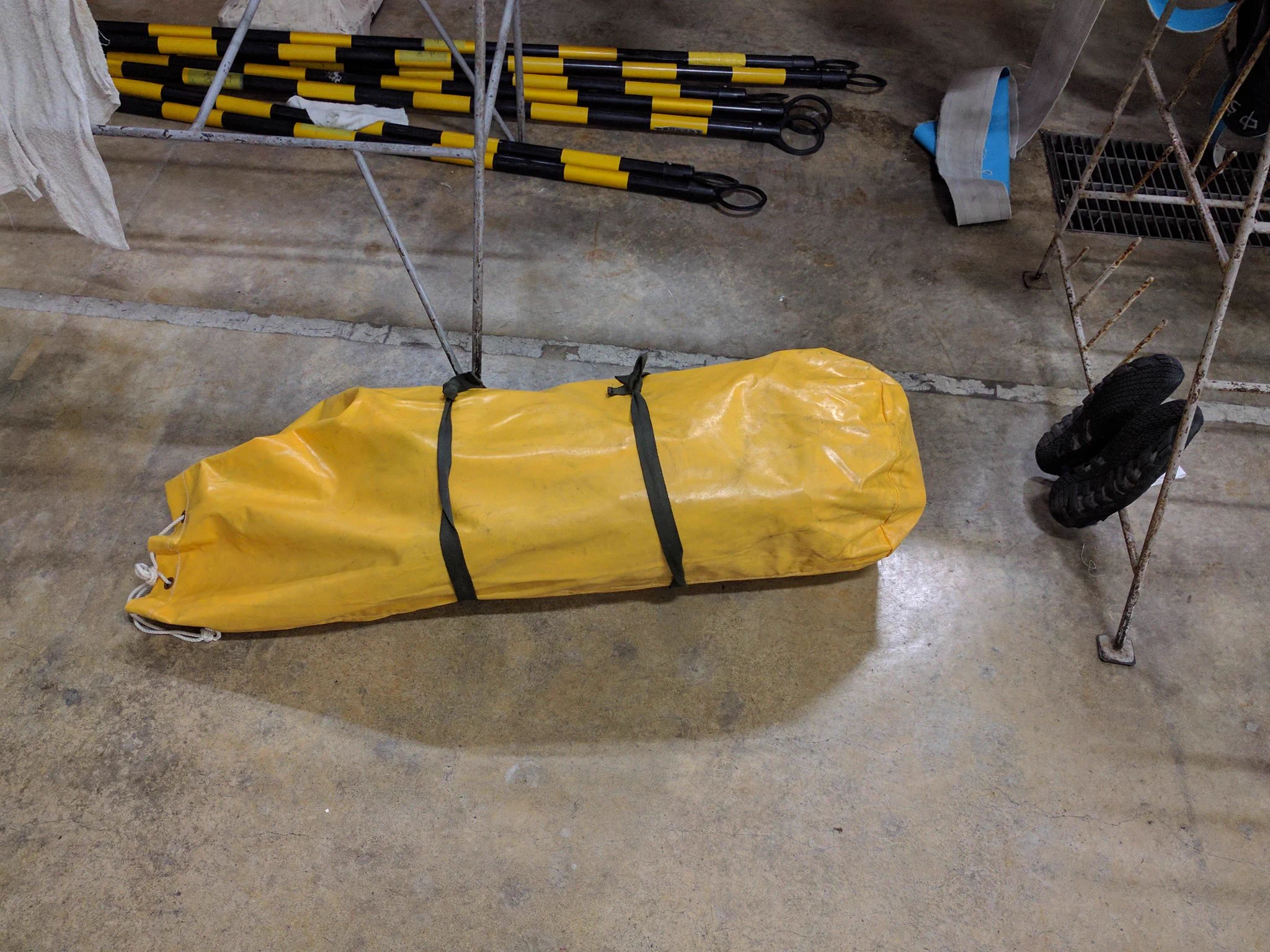 一瞬ビビるwww絶妙な位置に靴があるせいで一瞬冷や汗かいちゃう画像ww