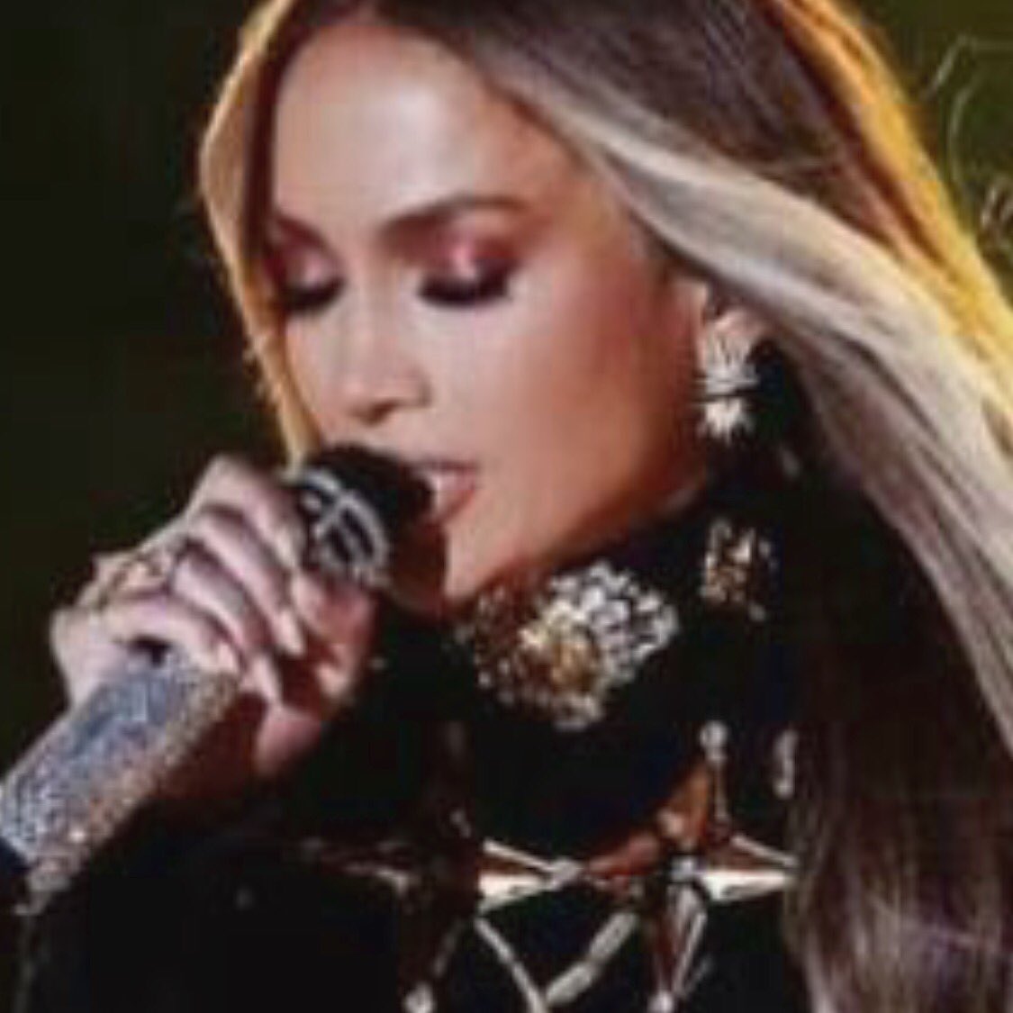 KokyBelaunde's tweet photo. #JLO fabulosa! Maquillaje💄 escultura capilar A1 súper fashion! #CuerpoFormidablementeSensual te lo digo con el taco https://t.co/2ucHOP7ka8