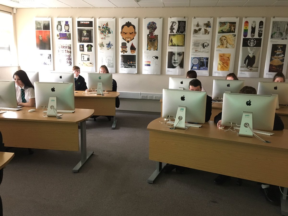HCFECreative's tweet photo. @ManorAcademy Y10 students enjoying a professional skills session, Digital Underpainting in the @hartlepoolfe #art &amp; #design studio https://t.co/xaawG9Lb3M