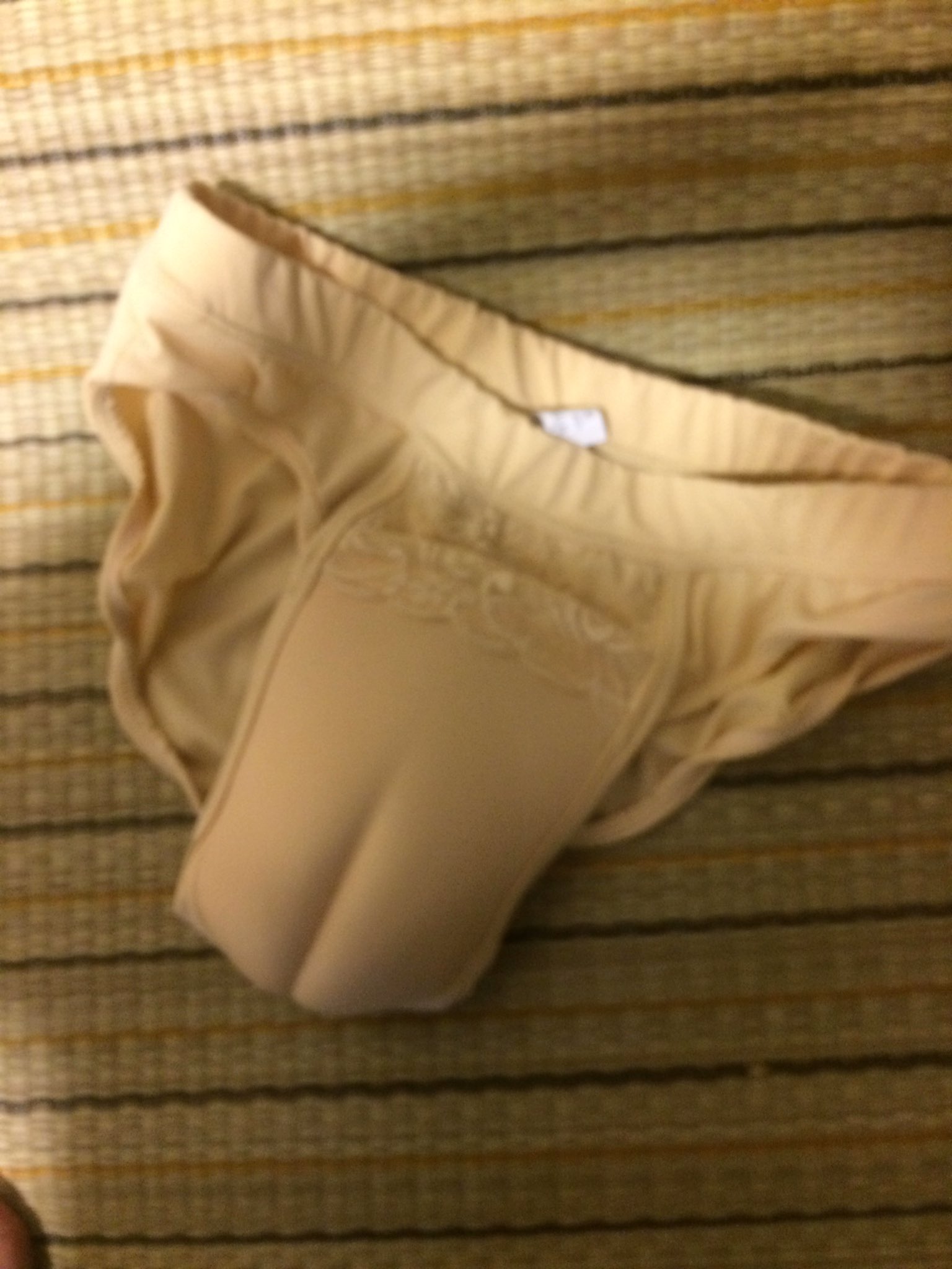 リュウキ この男性器を女性器に見せるパンツ 以後パンツマンと呼ぶ の感想なんだけどまず履き心地はブリーフを履くのと同じ感じだった 普通に下着としても普通に使える マンの部分は少し厚手の布でできていてしっかり形状が維持されている 続く
