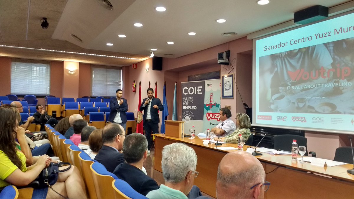 ArmadaAlvaro's tweet photo. Grandes proyectos y emprendedores en clausura programa #Yuzz2017 @Yuzzing @YuzzMurcia @coieum @VTEEum @UMU @emprendecise @bancosantander https://t.co/92AOvlgqdk