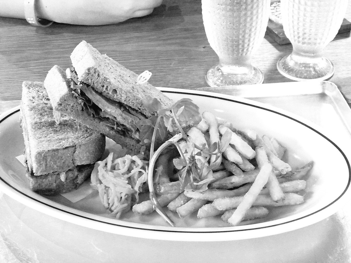 今更だけど今日のランチ🍔

カフェとか行くとオシャレだけど量少なくて物足りない→他にまた食べる…
あー食費がかさむ⚡️⚡️

#NIKON #ファインダー越しの私のごはん #カフェご飯