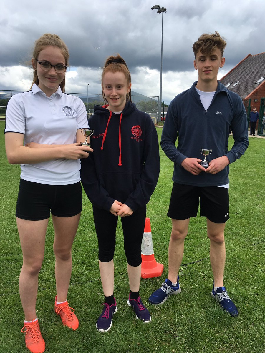 AGysho's tweet photo. Athletwyr gorau blwyddyn 9. Anest Roberts,Malan Griffith-Jones ac Osian Tudur. #gwych #cyflym #ymdrech #neidio π₯π₯π₯ππ https://t.co/3NfAeUss3I