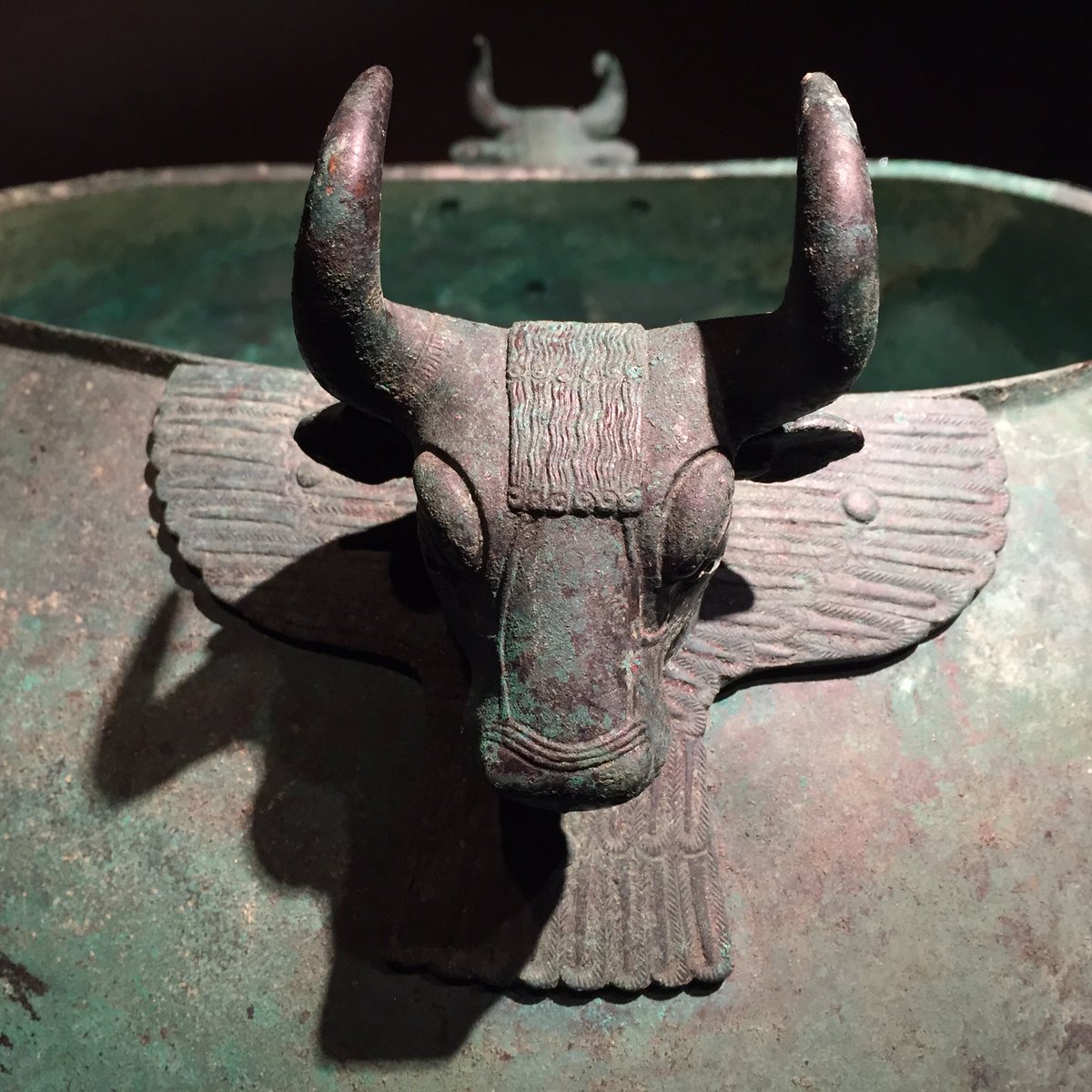 pompei79's tweet photo. Staggeringly beautiful. A cauldron with decoration in the form of bull heads. Incredible 8th cent BC find from Urartu (ancient Armenia). https://t.co/lqiCCyVxXM