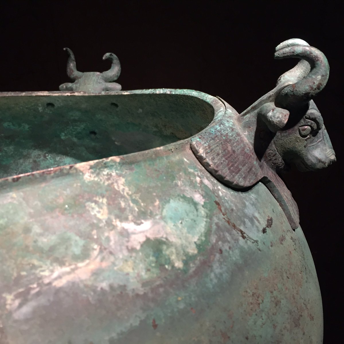 pompei79's tweet photo. Staggeringly beautiful. A cauldron with decoration in the form of bull heads. Incredible 8th cent BC find from Urartu (ancient Armenia). https://t.co/lqiCCyVxXM