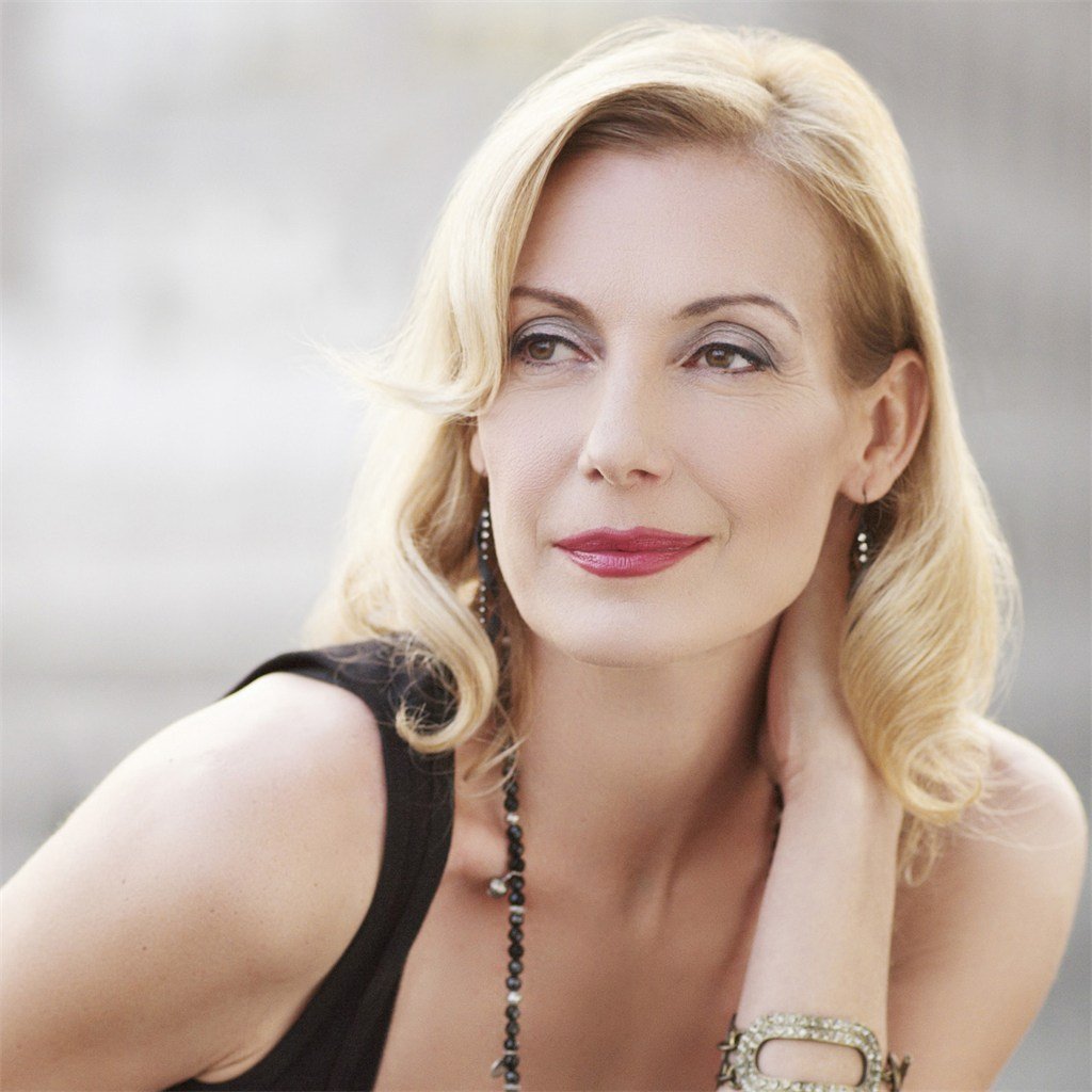 Happy birthday Ute Lemper!  \99 winner for CHICAGO 