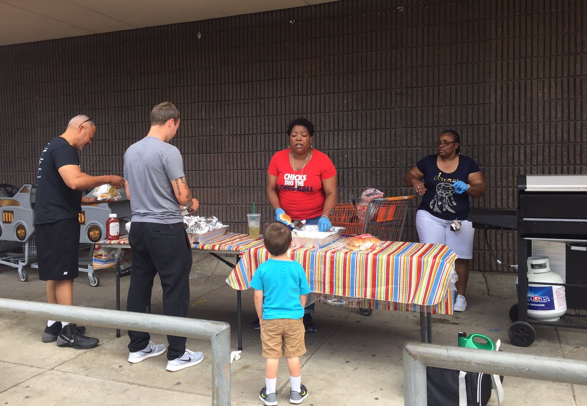 Taking care of customers on the 4th <a href="/BrianCoccoHD/">Brian</a>  <a href="/billshuell/">Bill Shuell</a> <a href="/AllisonPepin1/">Allison Pepin</a>