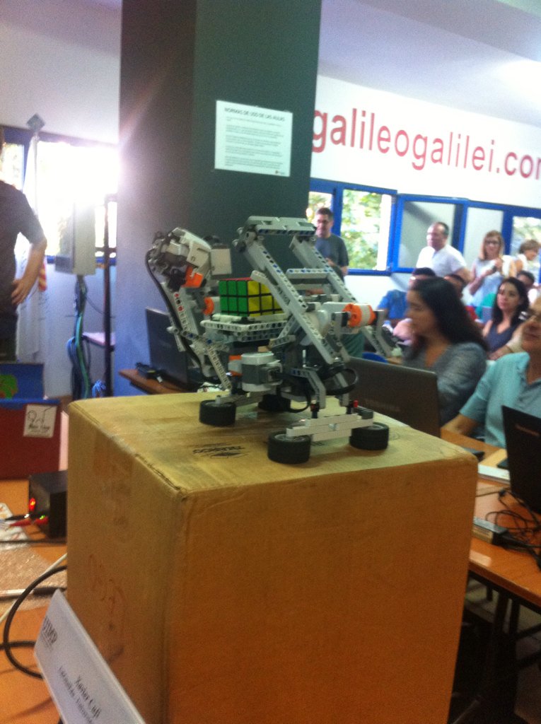 Y resultados espectaculares, un Lego capaz de resolver un cubo de Rubik en menos de dos minutos, #MECD_UIMP17