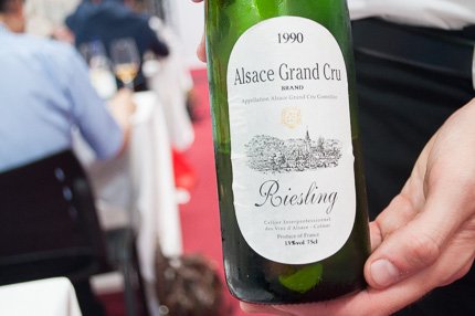AlsaceWines's tweet photo. @weinvkn zieht ein sehr positives Fazit der Elsass-Verkostung auf #Vinexpo https://t.co/7KXRc1PDYp  #DrinkAlsace #Riesling @GustaveLorentz ! https://t.co/ZqigdUdMZM