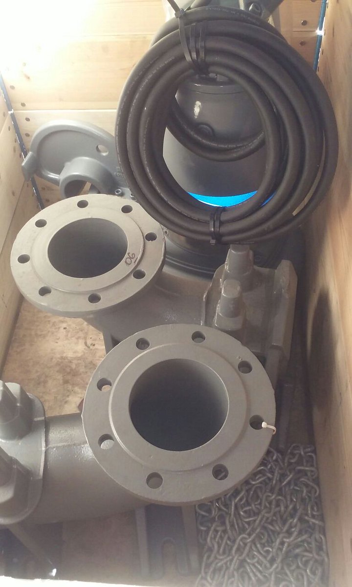 Munirivadavia1's tweet photo. Llegaron las electrobombas sumergibles cloacales, que mejoraran el escurrimiento de las aguas cargadas en la estación de bombeo de Rucalim https://t.co/I0WfLovphE