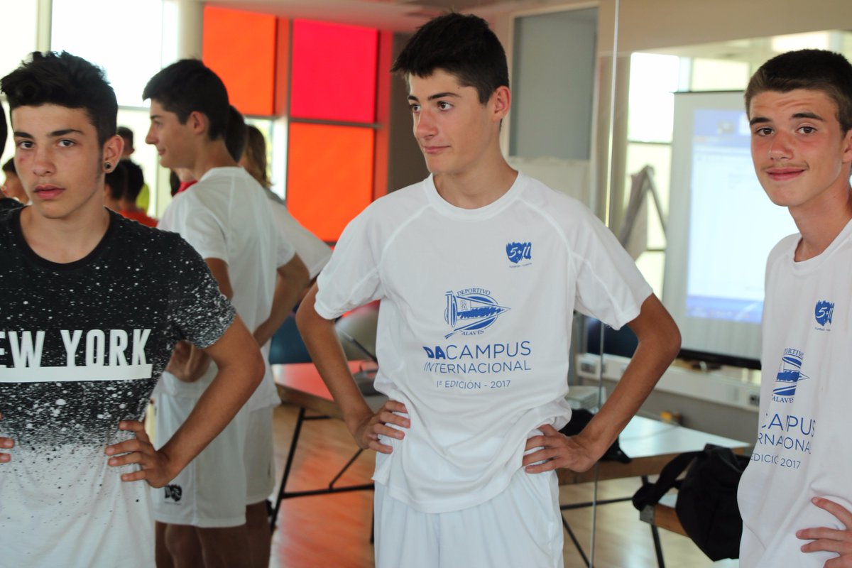 FundacionBKNDA's tweet photo. #DACI17 Turno 🔵⚪️🔵 para Amaia Oroz psicóloga del futbol base del @Alaves y reunión técnica para preparar el entrenamiento de esta tarde https://t.co/BGqxecup9K