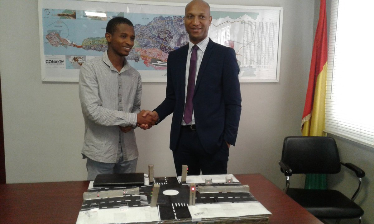 APIP_Guinee's tweet image. Diallo Thierno Mamadou Djan concepteur d'une maquette sur le feu de croisement intelligent est reçu par @dgapip
@GouvGN @semainedunumgn