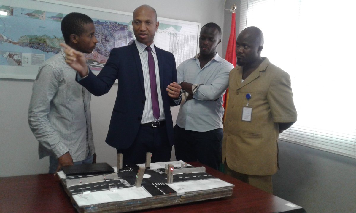 APIP_Guinee's tweet image. Diallo Thierno Mamadou Djan concepteur d'une maquette sur le feu de croisement intelligent est reçu par @dgapip
@GouvGN @semainedunumgn