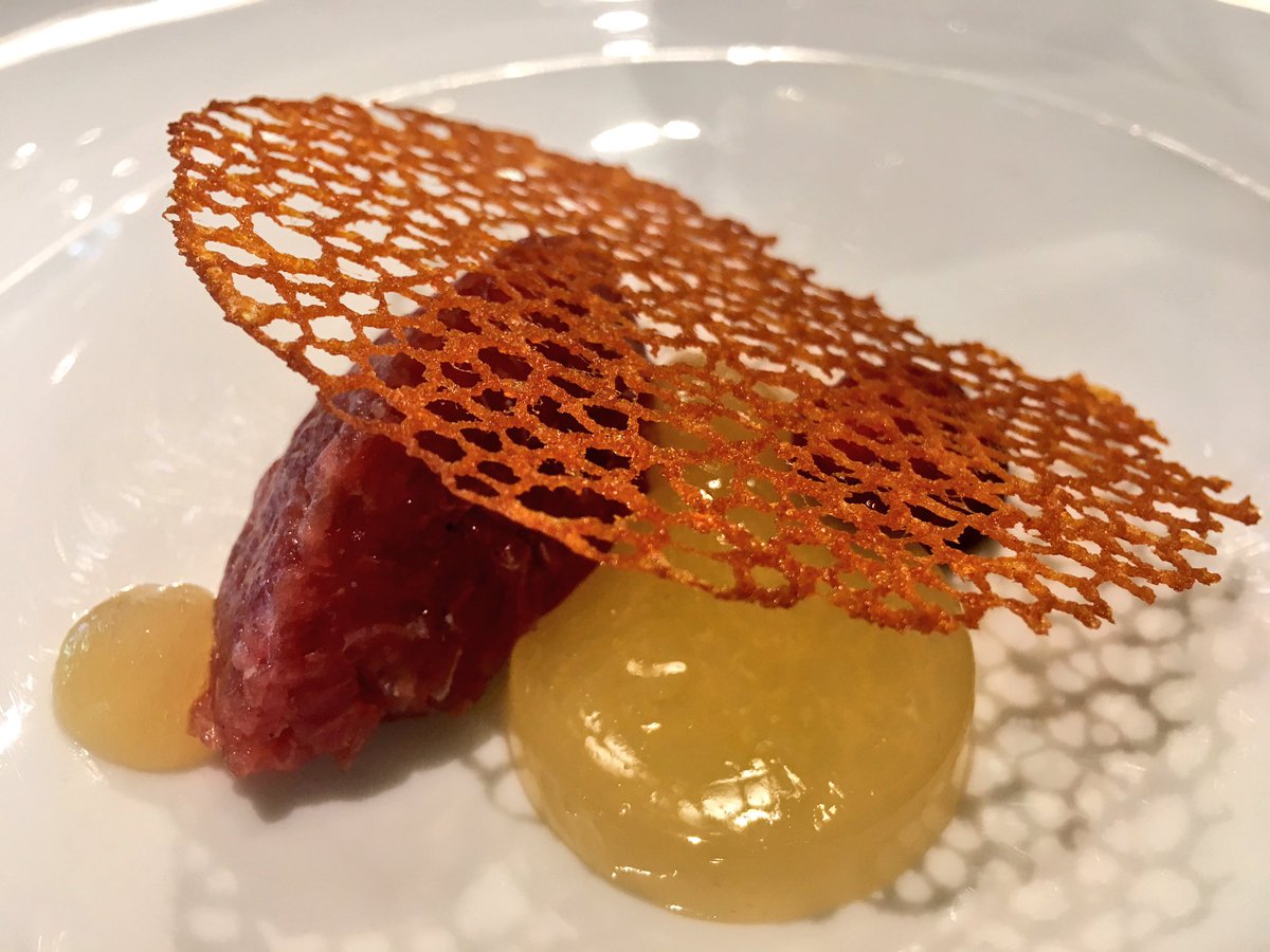 juliaplozano's tweet photo. .@RamonFreixa estrena terraza y nuevos platos de menú, algunos riquísimos: tomate rojo y verde o atún aliñado con grasa de #Ibérico 😋😋😋 https://t.co/stoP7yqCOu