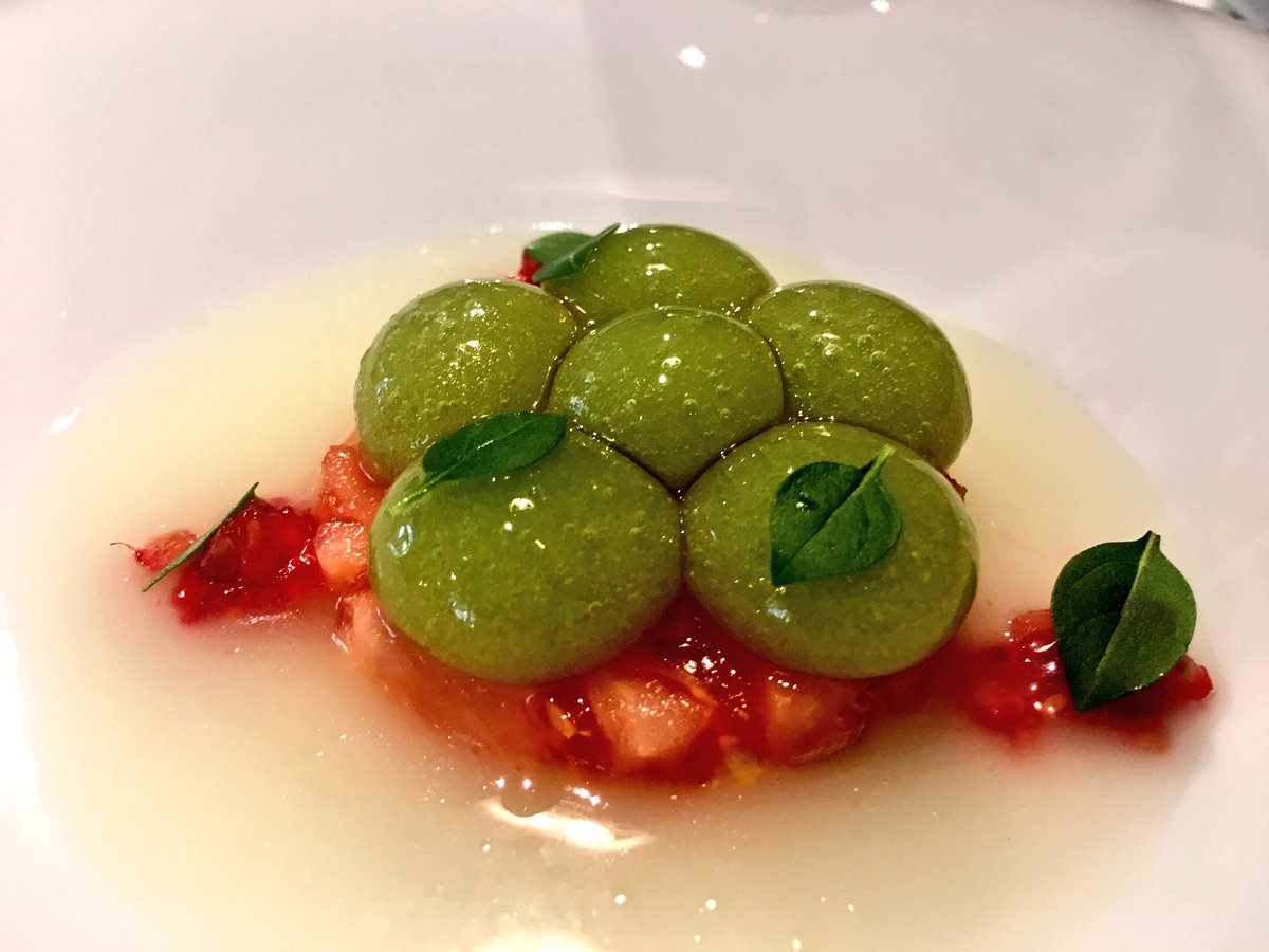 juliaplozano's tweet photo. .@RamonFreixa estrena terraza y nuevos platos de menú, algunos riquísimos: tomate rojo y verde o atún aliñado con grasa de #Ibérico 😋😋😋 https://t.co/stoP7yqCOu