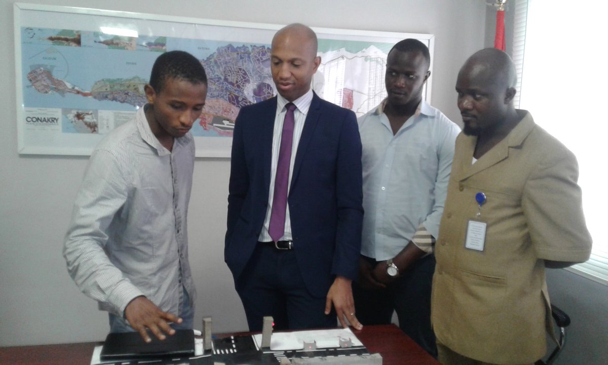 APIP_Guinee's tweet image. Diallo Thierno Mamadou Djan concepteur d'une maquette sur le feu de croisement intelligent est reçu par @dgapip
@GouvGN @semainedunumgn