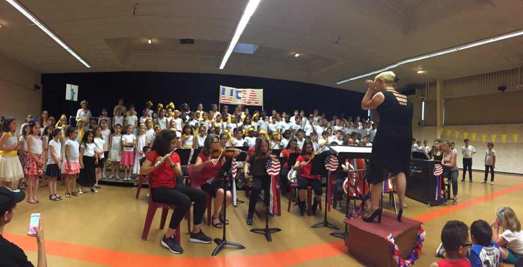 cbberaud's tweet photo. 200 enfants école VictorHugo #Arpajon chantent #WestSideStory Bravo aux élèves aux enseignants et à @Erica Merlier https://t.co/QuZ9QLCeMc