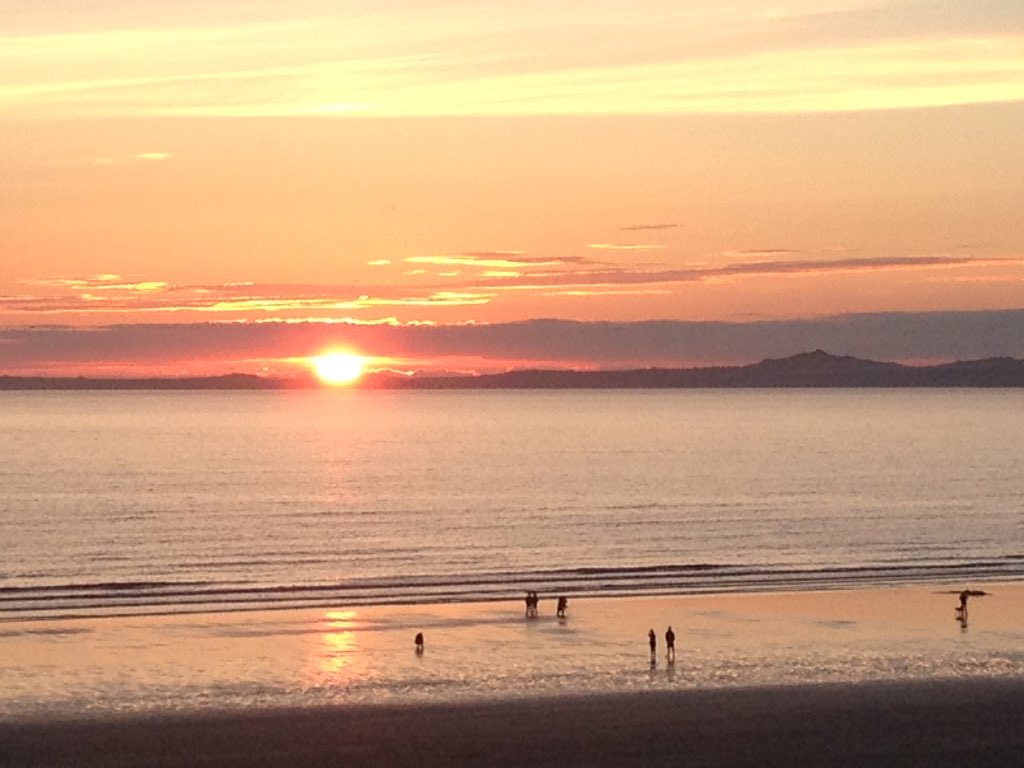 Tonight's sunset @ruthwignall    @WalesPhotos #broadhaven #pembrokeshire
