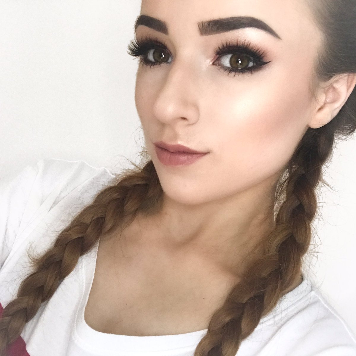 karinaobiegla's tweet photo. brows:@ABHcosmetics @norvina1 #dipbrowpomade medium brown #anastasiabrows
eyes:@ZoevaCosmetics #cocoablend
glow:@BECCA_COSMETICS #cpop https://t.co/uT4PbHCQZL