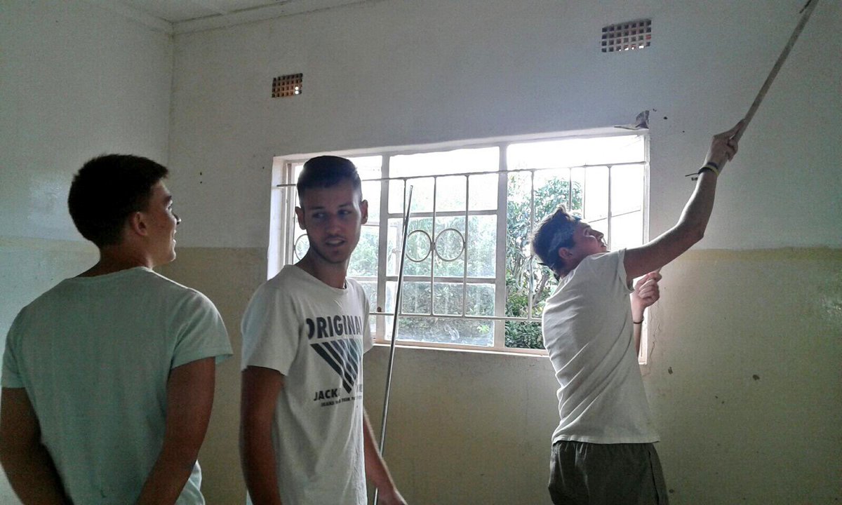 salesianssarria's tweet photo. Els nostres alumnes continuen pintant les habitacions de les noies. Tothom col.labora i ajuda #sharethelight #stl17trip @sharethelightuk https://t.co/HedCtFQkFQ