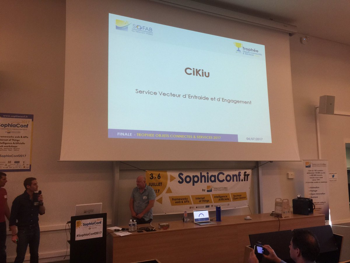 balmes06's tweet photo. 1ère équipe à présenter son projet #SophiaConf2017 https://t.co/p0cFfPtsdI