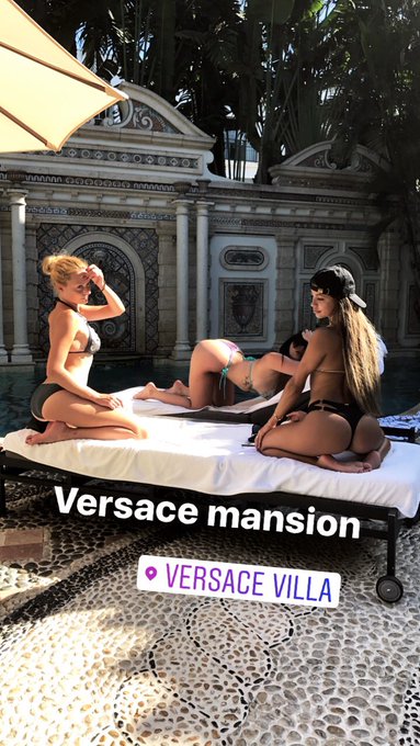 3 pic. #VersaceMansion https://t.co/HRWi1poAY2