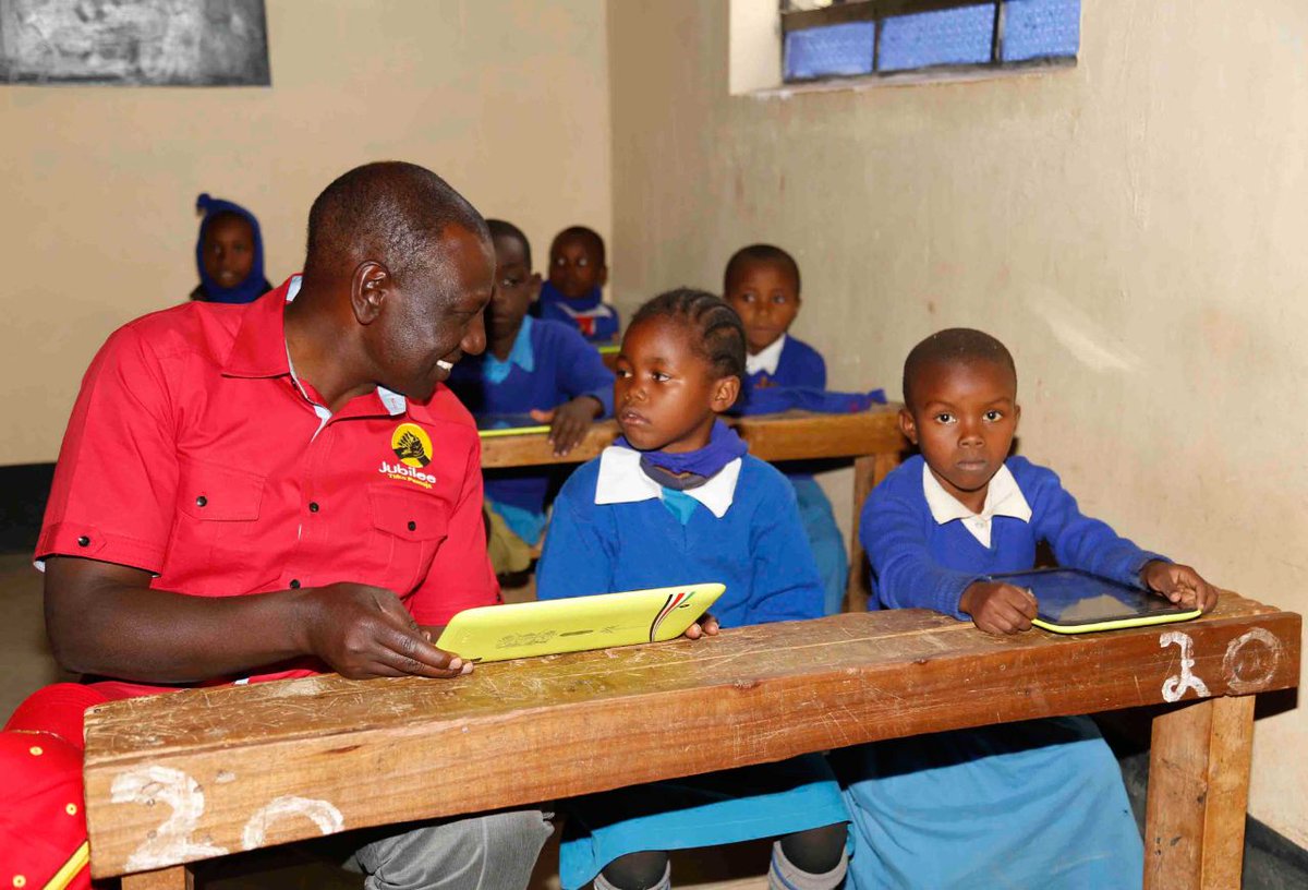 OleItumbi's tweet photo. Interacting with the Digital Promise, @PresidentKE &amp; @WilliamsRuto back to class 1 #UhuRutoInMachakos https://t.co/JSx375y1DU