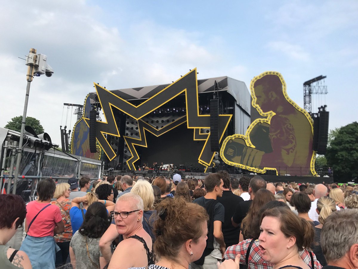 yvette_h's tweet photo. Vanavond avondje #goffertpark @nijmegen met over iets meer dan een uur @robbiewilliams #heavyentertainmenttour https://t.co/J5Ii4UYs91