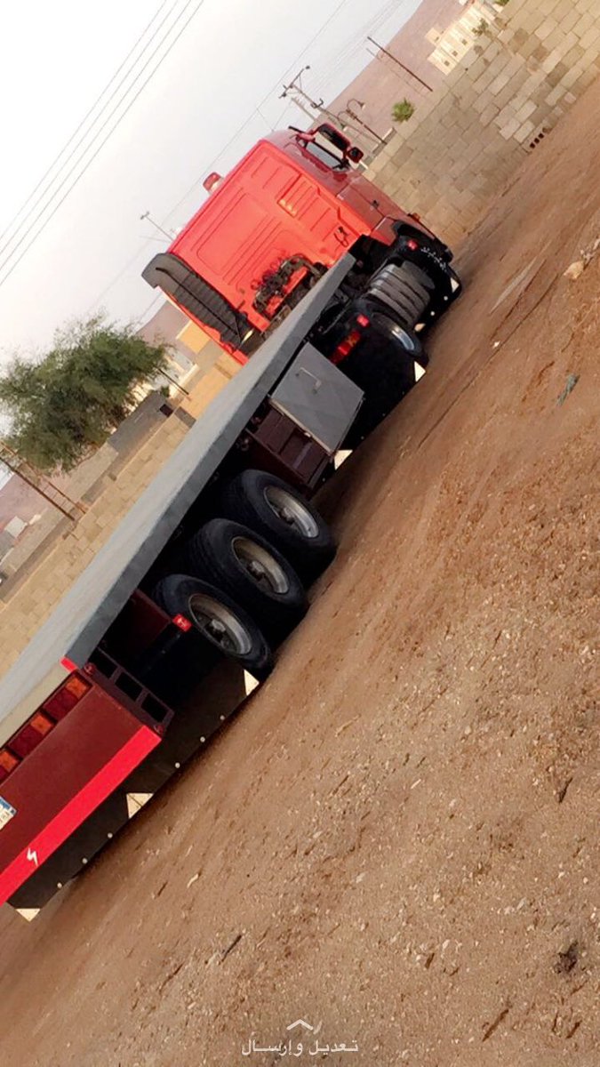 سطحه لنقل المواد والبضائع.