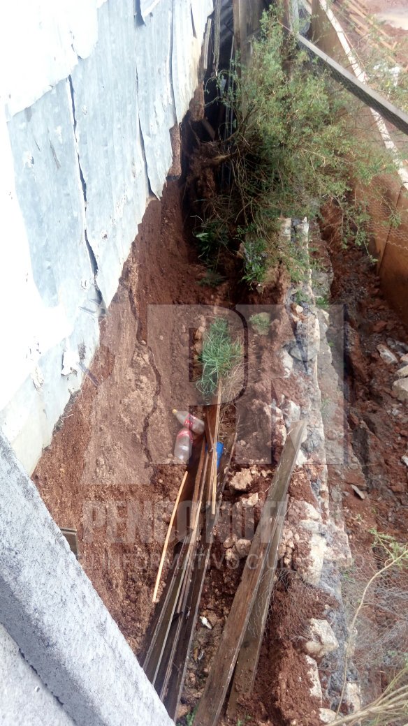 Se produce deslizamiento de terreno en población mavidahue ya que empresa deja zocabon de contruccion de jardin sin finalizar

<a href="/biobio/">BioBioChile</a> <a href="/TVN/">TVN</a>