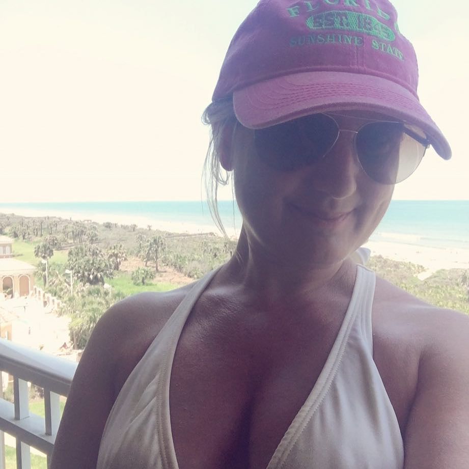 thedivinebee's tweet photo. Heading back down to the pool. Happy 4th! 😎💕💥#lifeisabeach #lovewhereyoulive #happyfourth https://t.co/nZ6ckmBhbz https://t.co/o6hnN5sQfU