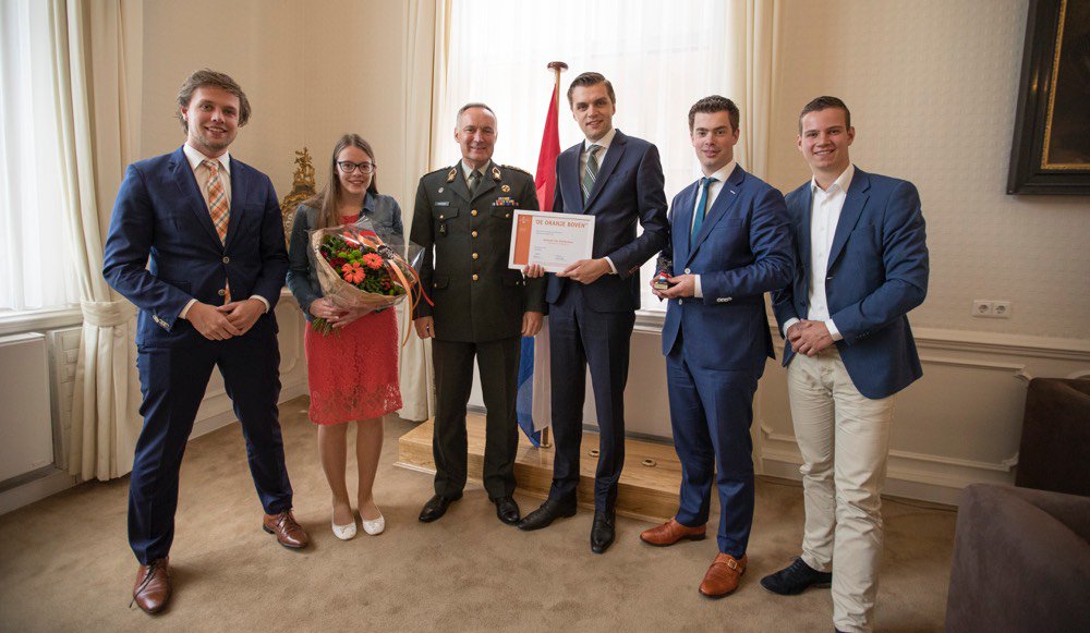 SGPJ's tweet photo. Vandaag heeft @SGPJ de Oranje Boven-prijs uitgereikt aan Generaal Middendorp voor zijn inzet voor onze Krijgsmacht! @DefensieOnline #OB2017 https://t.co/HV0WlJX9CM
