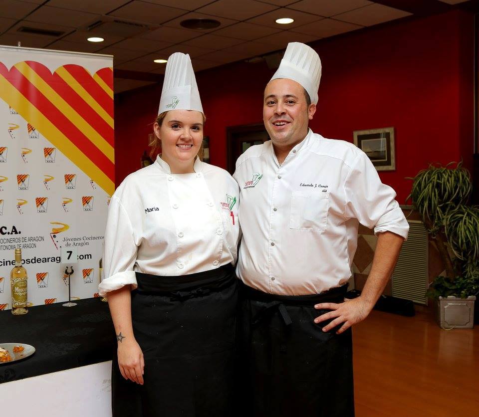 ¡Otro gran momento del curso pasado! Con nuestros campeones, Eduardo y María en el Campeonato de #Cocina de Aragón ow.ly/97vq30cLETw