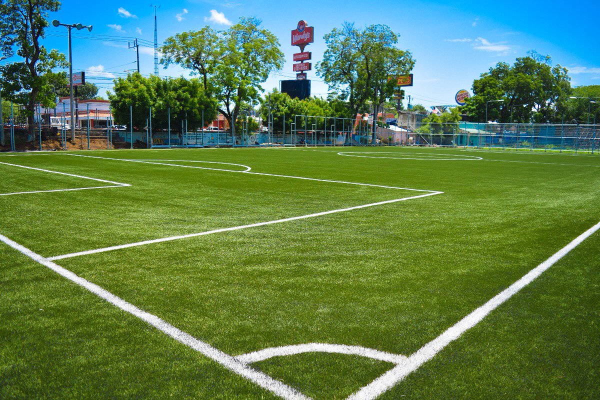 Miguelpereirasv's tweet photo. El proyecto de remodelación del estadio Charlaix avanza. Hemos finalizado la colocación de grama sintética en dos de las 3 canchas. https://t.co/Do1BndTb1t
