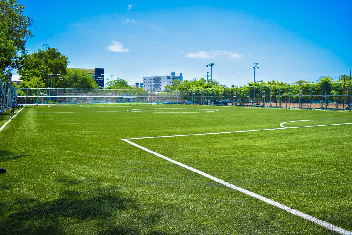 Miguelpereirasv's tweet photo. El proyecto de remodelación del estadio Charlaix avanza. Hemos finalizado la colocación de grama sintética en dos de las 3 canchas. https://t.co/Do1BndTb1t