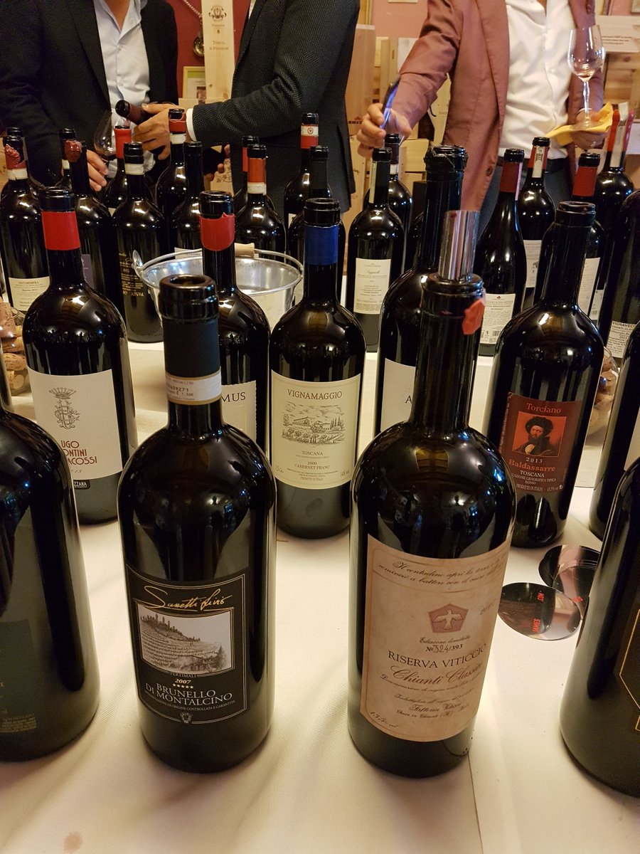 IVignamaggio's tweet photo. Magnum Party 2017, Grazie #jamessuckling #vignamaggio https://t.co/9B9pt5hLc8