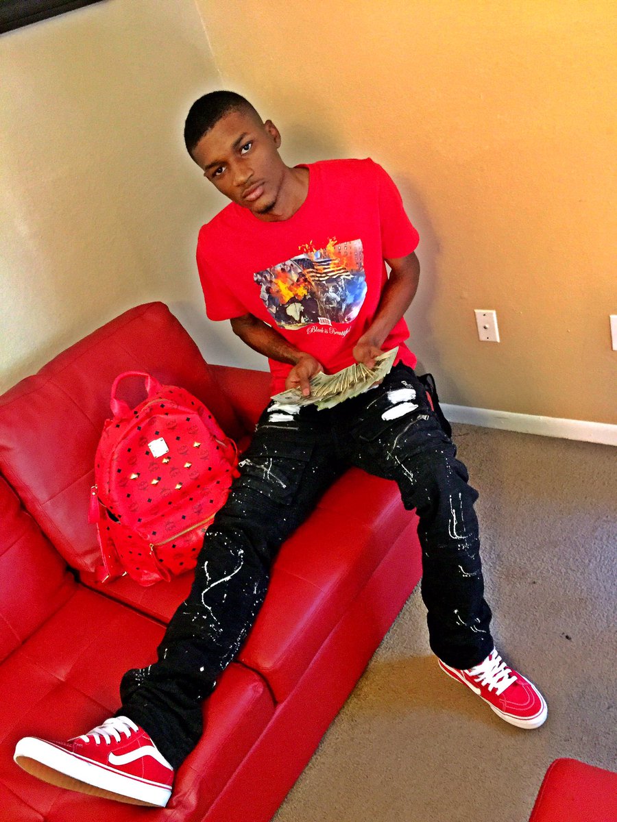 Jayroc_901's tweet photo. #NoLackin So You Kno I Keep It On Me 💣 #HEAD1st Up Next We Gone Shake Da City 💰💪🏽 LONGLONGCEO 🙏🏽 https://t.co/UqRJoFwNWx