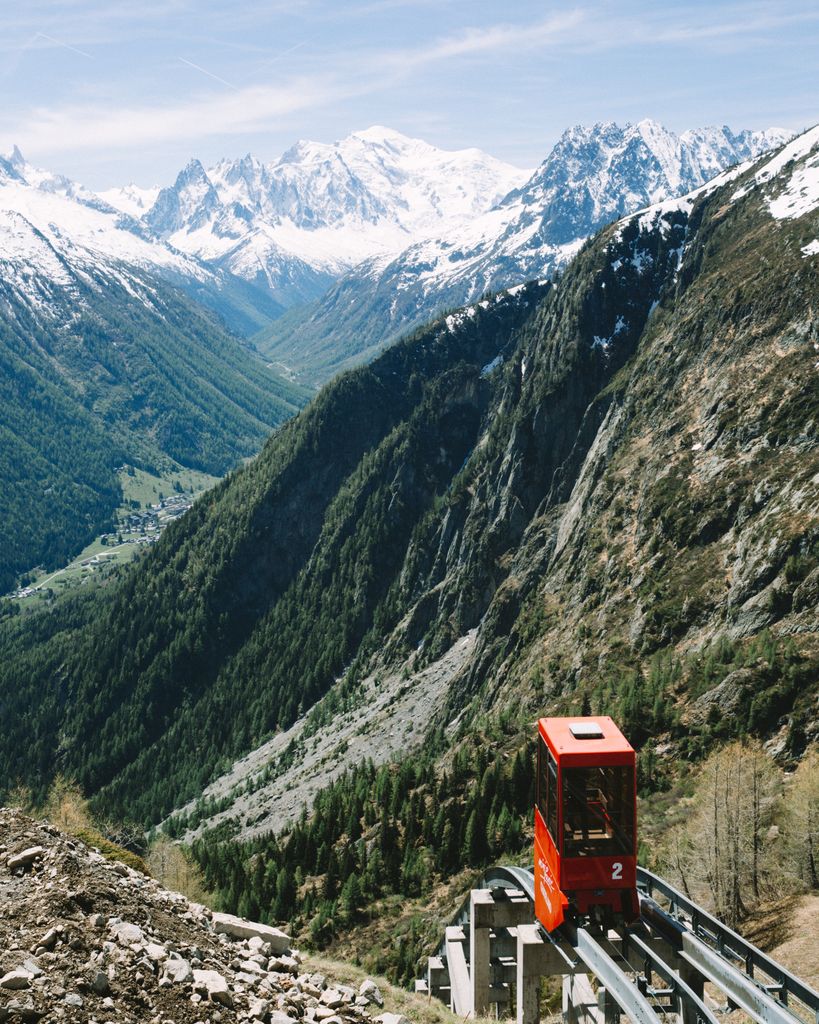 Photographer <a href="/davidwren_/">David Wren</a> admires the view from the top of Emosson Dam in Switzerland #DiscoverYourWorld
