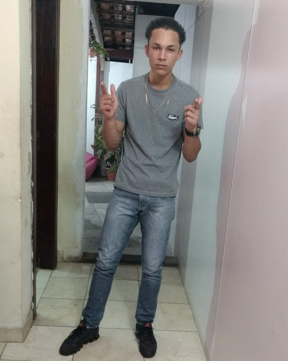 petronilhoJS's tweet photo. Trajado de Lacoste e o Adidas boladão mas se precisar na guerra rasteja e rola no chão🎼 https://t.co/uhaSjB6Mcm