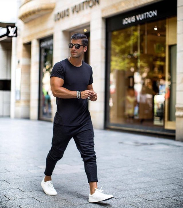 MenStyling's tweet photo. Outfit's del día: sneakers blancos y playeras básicas son clave en el #StreetStyle 😎. https://t.co/Drhg2TmBBz