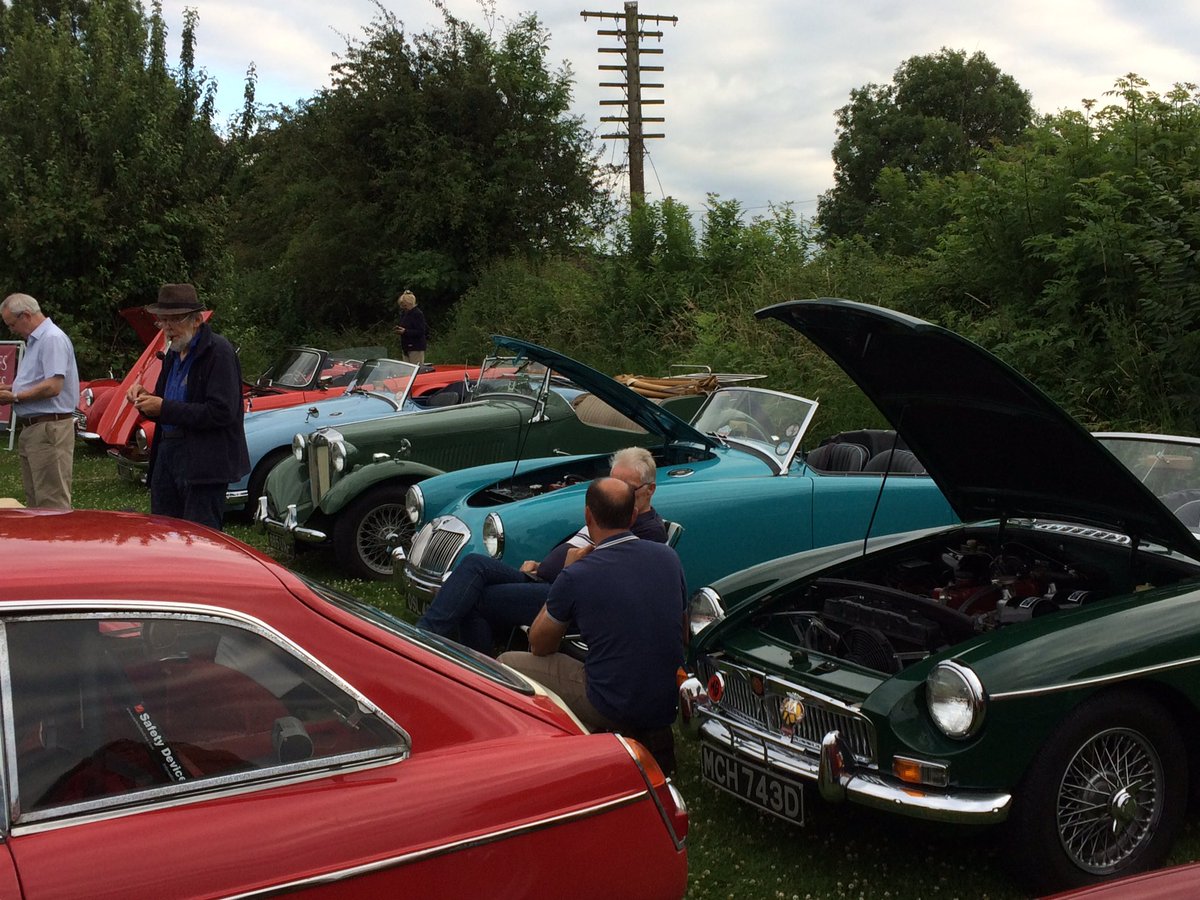 NorthLeicsMGOC's tweet photo. Club members turned out @ManorHouseQuorn Classic Car Meet to support @RainbowsHospice. Looked after as always by @nimofood #HeidiTheVan https://t.co/nRhG5kVEWu