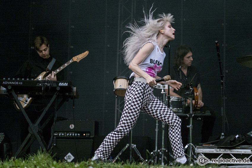 TheParamoreCity's tweet photo. new photos of paramore performing in hamburg https://t.co/klbiyKPjX2