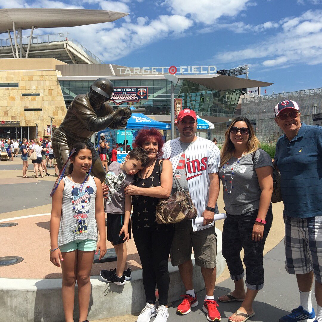 Jos_beth's tweet photo. Familia #twinspics https://t.co/VEAVMwePEa