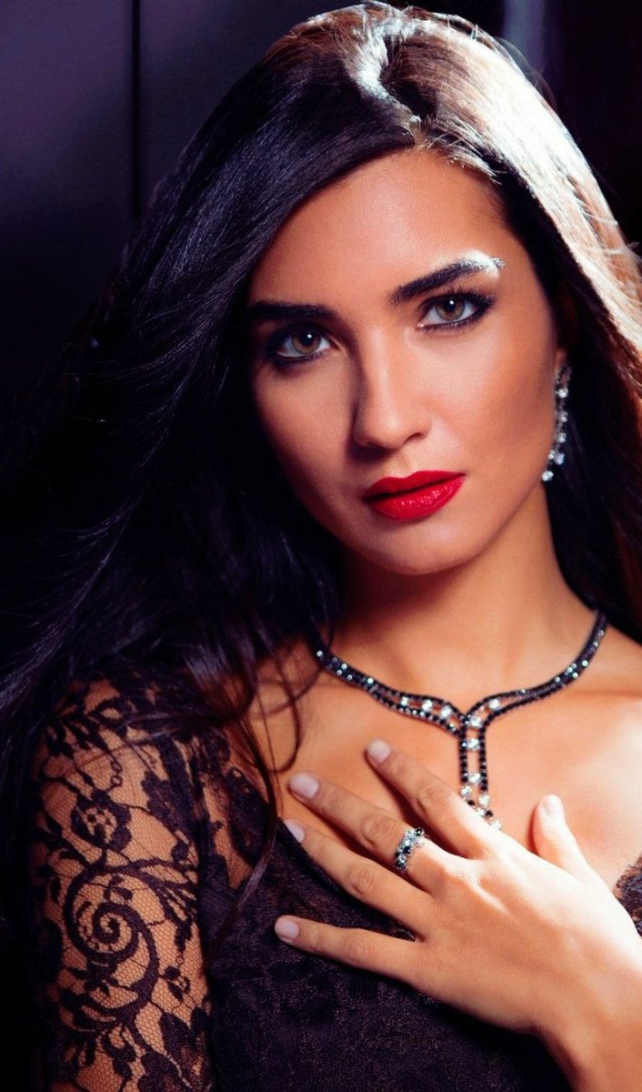 BustunForever's tweet photo. Happy birthday, queen! ✨ Words can't explain my love for you, my respect and my admiration for you 🙌🏻. You are the best ❤️ #tubabüyüküstün https://t.co/4Hg2e15VRk