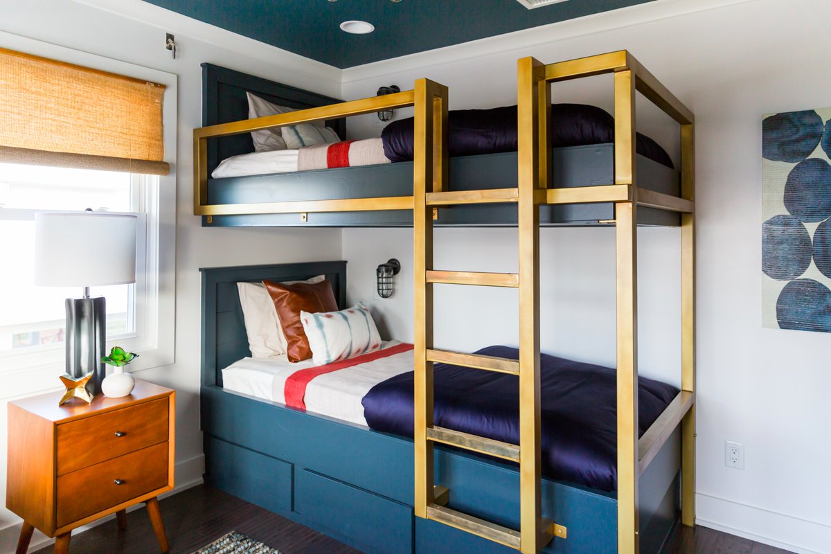 двухэтажная кровать для подростка. комната с двухъярусной кроватью. двухъярусная комната. детская двухэтажная кровать. двухэтажная кровать в стиле лофт.