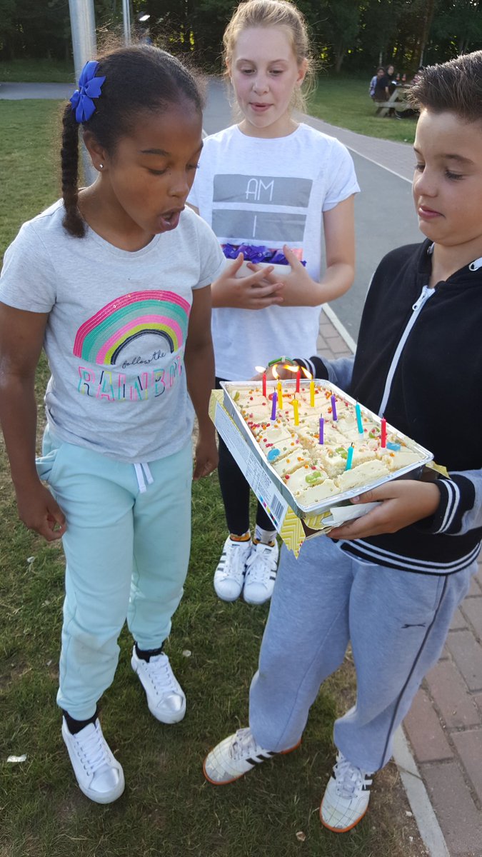 MillhousePri's tweet photo. Happy birthday girls!🎂🎉🎈 https://t.co/7sTK75c5ns