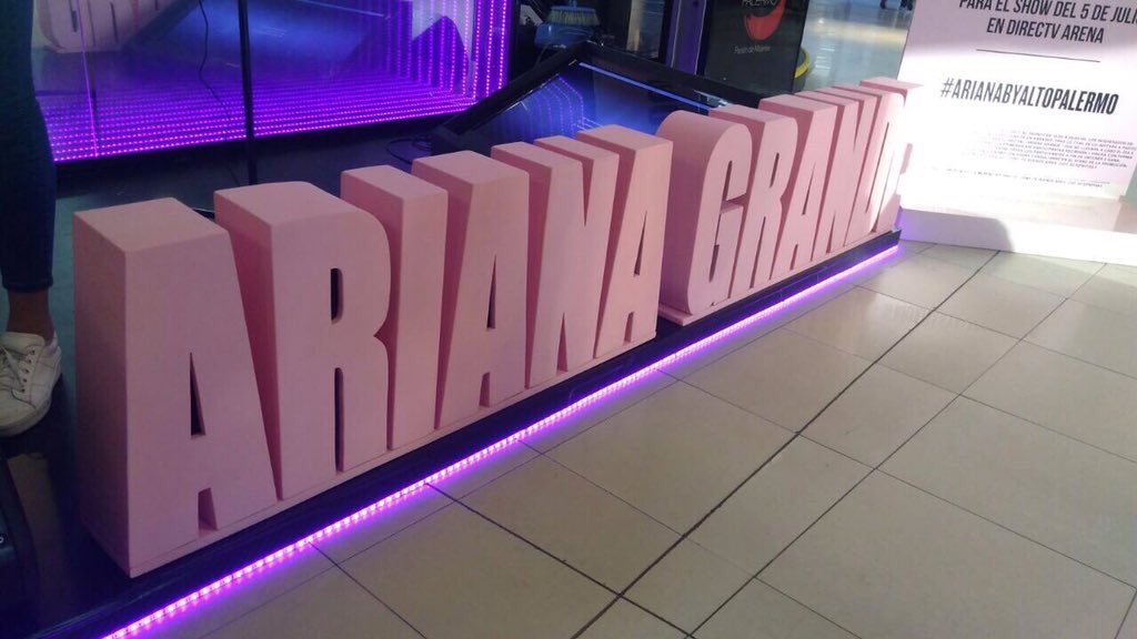 onelovesem's tweet photo. Argentina are ready for Ariana!!🇦🇷 #DangerousWomanTour promo spotted in a mall in Argentina, how awesome is this🐰♡ https://t.co/QYRFAU4VZB