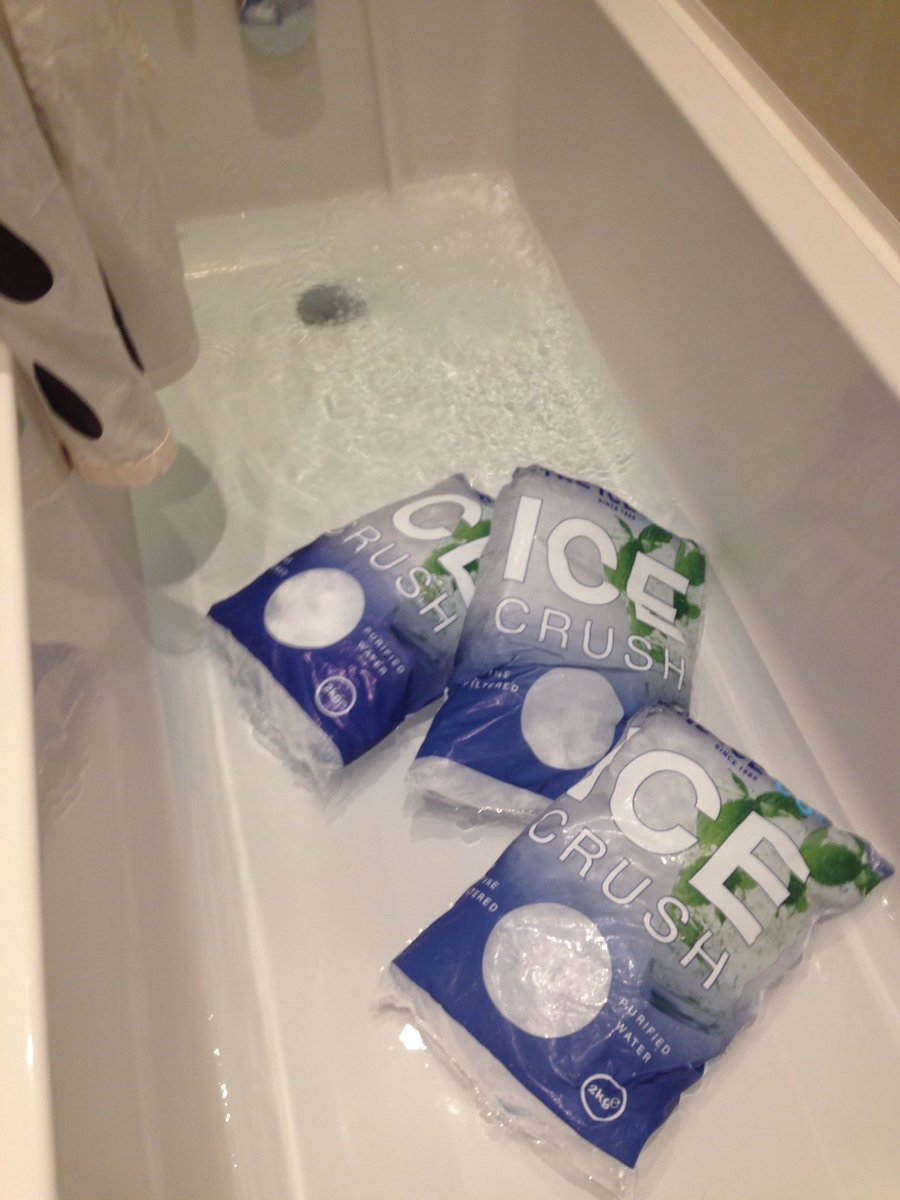 A_BSmith's tweet photo. Getting my @andy murray on after a hard night training! #afl #icebath #leanin17 https://t.co/lRy9V0mQ2E