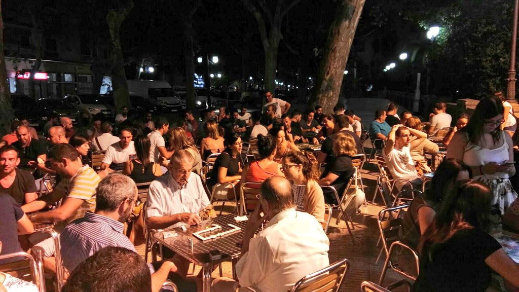 JLFXATIVA's tweet photo. #ComboiFaller als jocs de saló! Molt bon ambient un dimarts més al bar "El Moncho". #Jocs2017 #JuntsMolemMés https://t.co/6IYY2KlyQy
