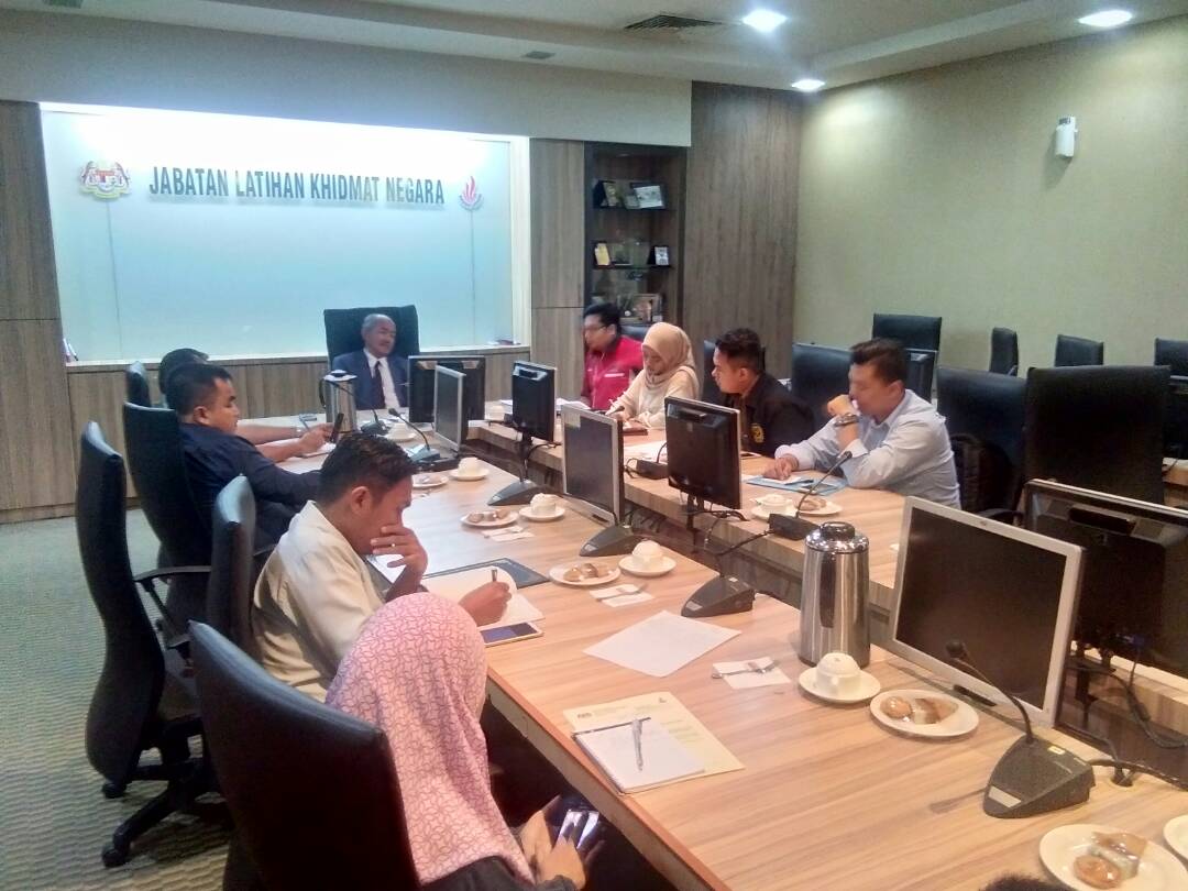naz_kidz's tweet photo. Mesyuarat Halatuju BSKN 2017 yg dipengerusikan @kp_jlkn .Thanx Datuk selalu bersama kami

#BSKN
#ALUMNIPLKN
#PERKASAPLKN

@HishammuddinH2O https://t.co/jNaELYWys6